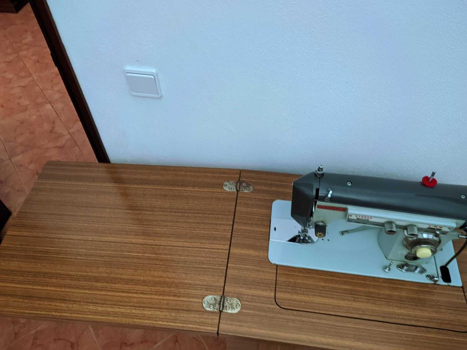 Máquina de Costura "Suprema Deluxe"