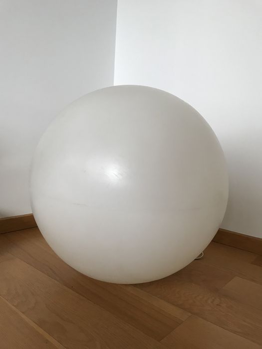 Vários cestos, candeeiro, sofá, estrado, estante