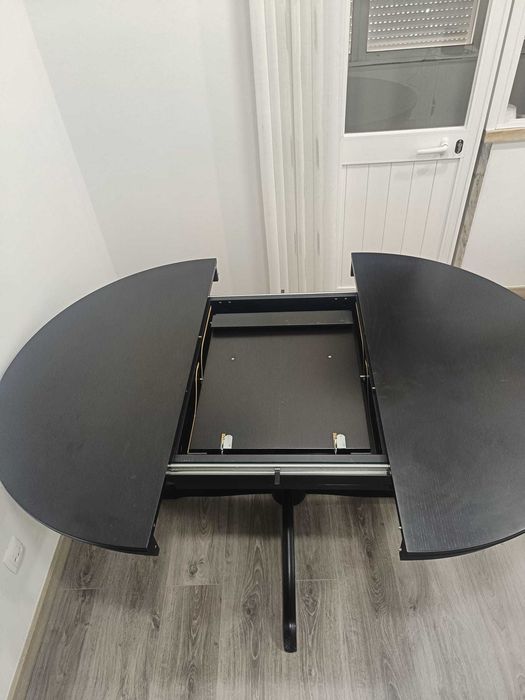 Mesa de jantar preta redonda