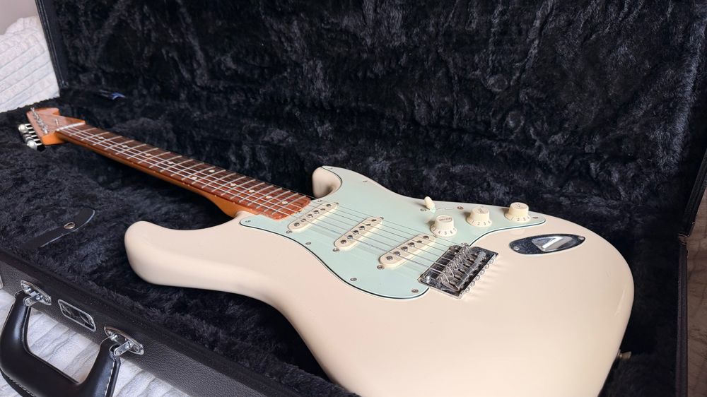 Fender Stratocaster Vintera 60's modified Olympic White + Fender Wood Case (tudo como novo)