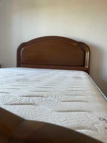 Cama de casal em madeira maciça com colchão