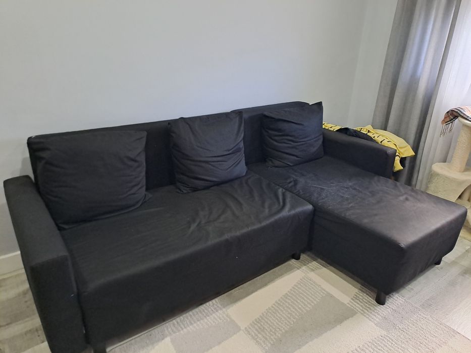 Sofá preto bem estimado
