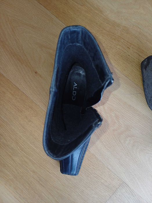 Botas de senhora em pele preta, com fecho e cano curto