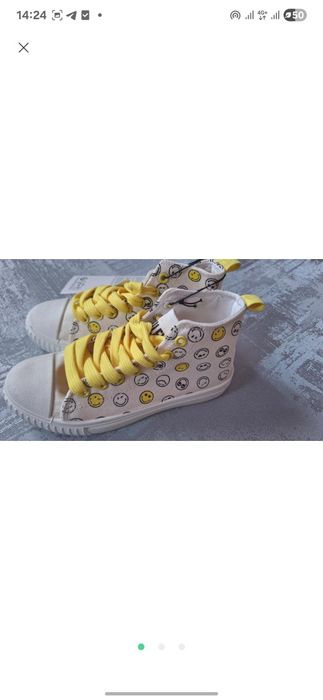 Нові кеди на дівчинку