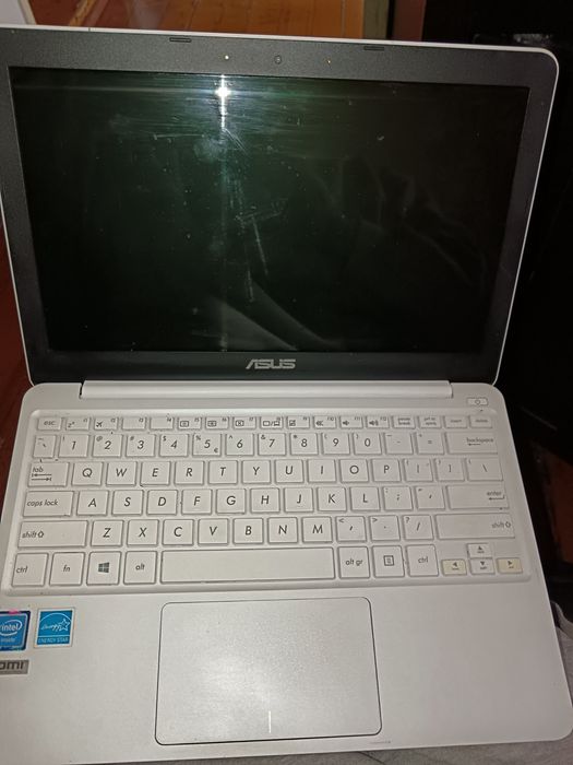 Zamienię Noetbook Asus E200h +torba00h