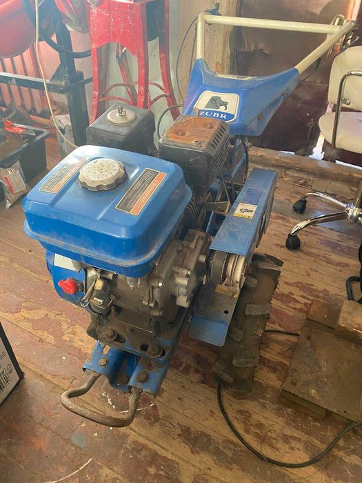 Продам мотоблок Зубр бензиновй