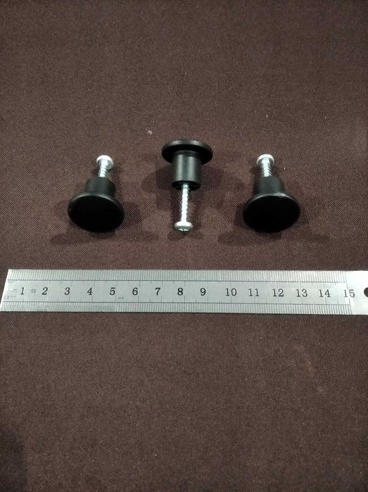 Diversos puxadores para móveis, em metal ou plástico, cinza ou preto