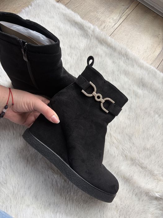 Czarne botki na koturnie jak nowe - gwarancja