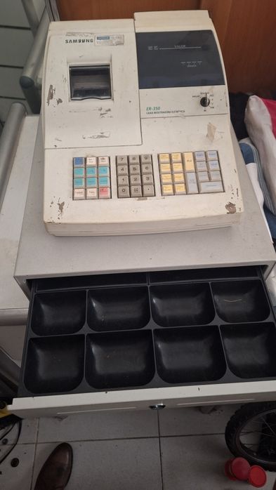 Máquina  registadora, ler anúncio