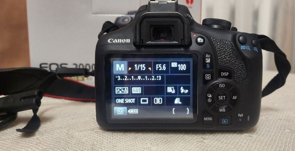 Фотоапарат Canon EOS 2000D