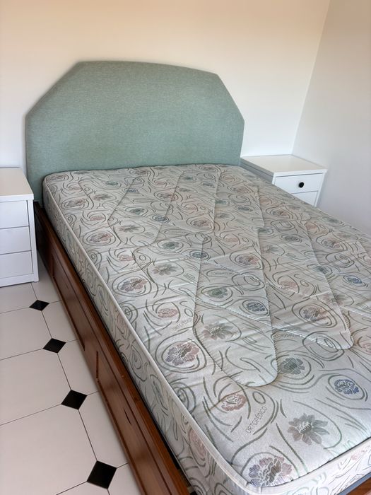 Cama em pinho mel com 4 gavetões + estrado + colchão