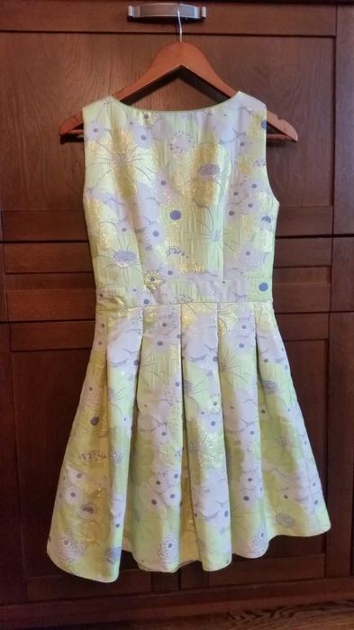 Sukienka w kolorze neonowym z wyszywanymi kwiatami