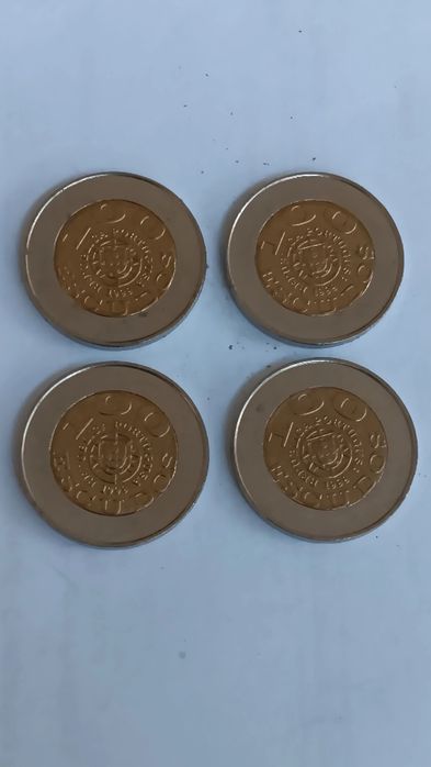 Moedas de 100 escudos com erro 'Portugusa"