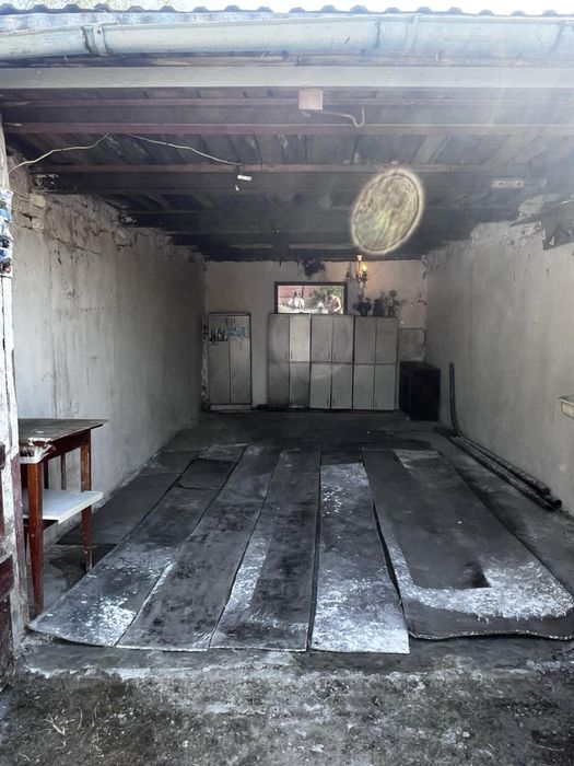Гараж у місті Шептицький