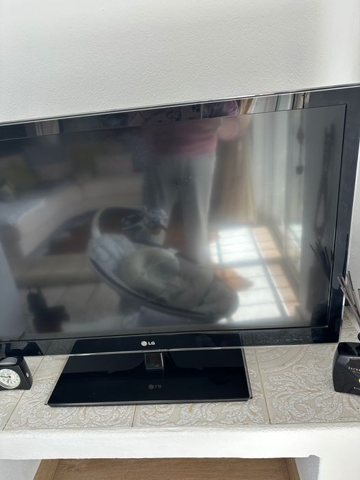 Televisão LG com comando e óculos 3D