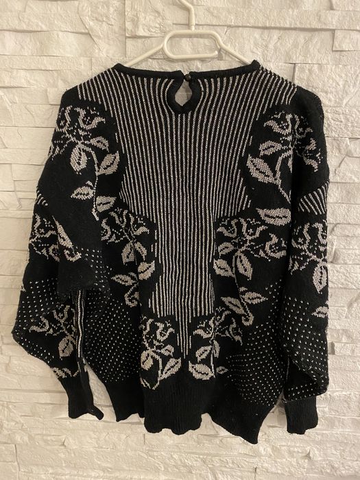 Sweter czarny z połyskliwą nitką
