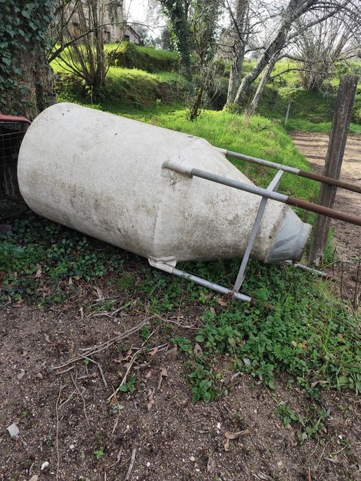 Silo para armazenar alimentos para animais