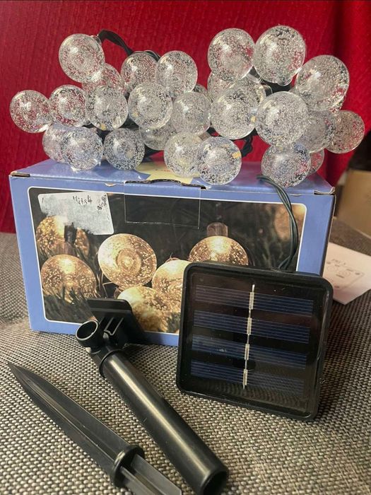 Сонячна вулична гірлянда з кульками.