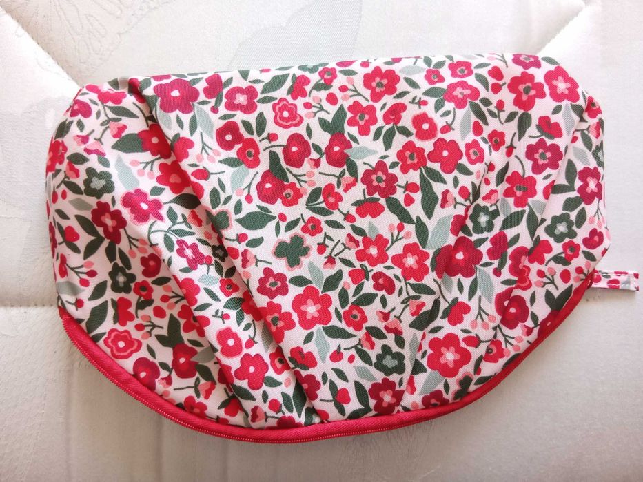 Bolsa makeup floral Cacharel.