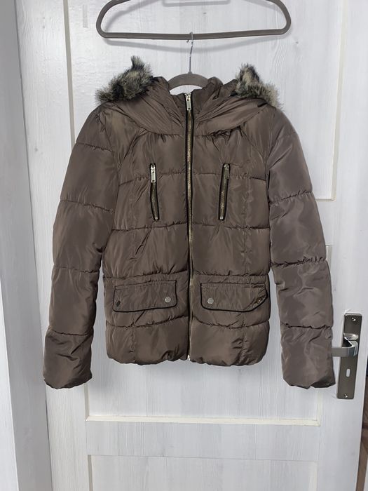 Brązowa kurtka zimowa z kapturem i odczepianym futerkiem