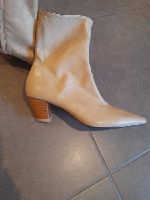 Botas em pele novas