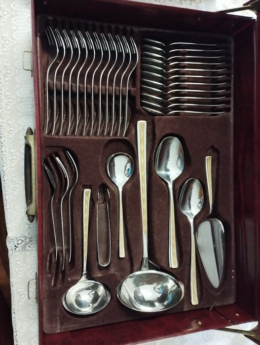 Mala com faqueiro antigo 71 pcs,em inox , muito elegante, para 12 pess