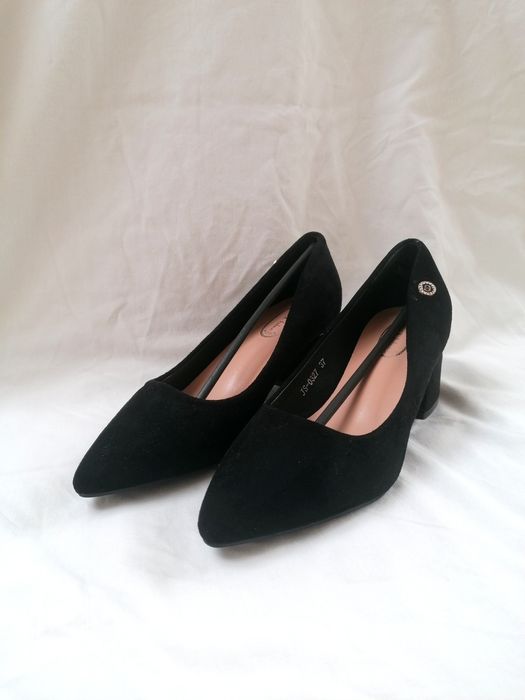Sapatos Pretos e Bicudos de Salto