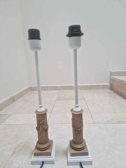 Candeeiros de mesa estilo clássico - base em forma de coluna antiga