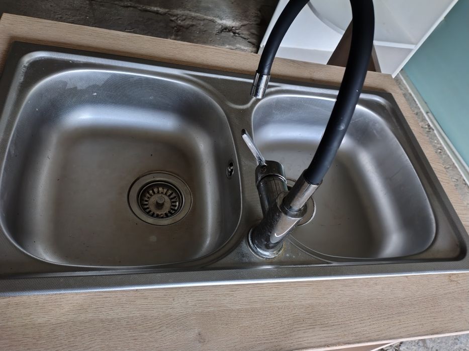 Szafka pod zlewozmywak razem ze zlewozmywakiem i baterią regulowaną