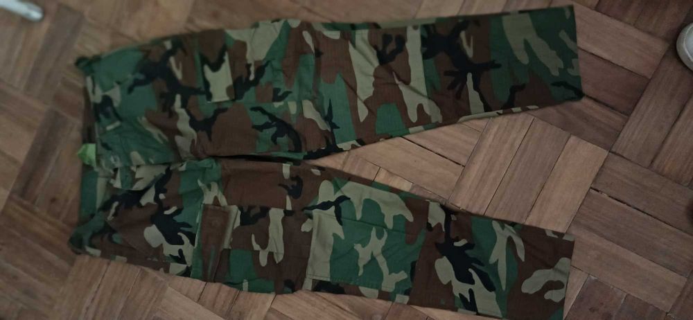 Calças tácticas variadas e camisola combate 70€ tudo