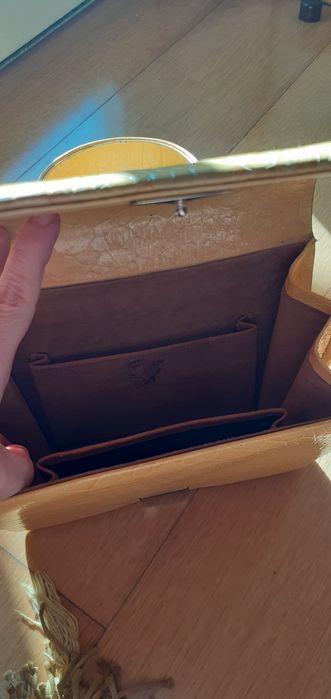 Carteira de mão em pele