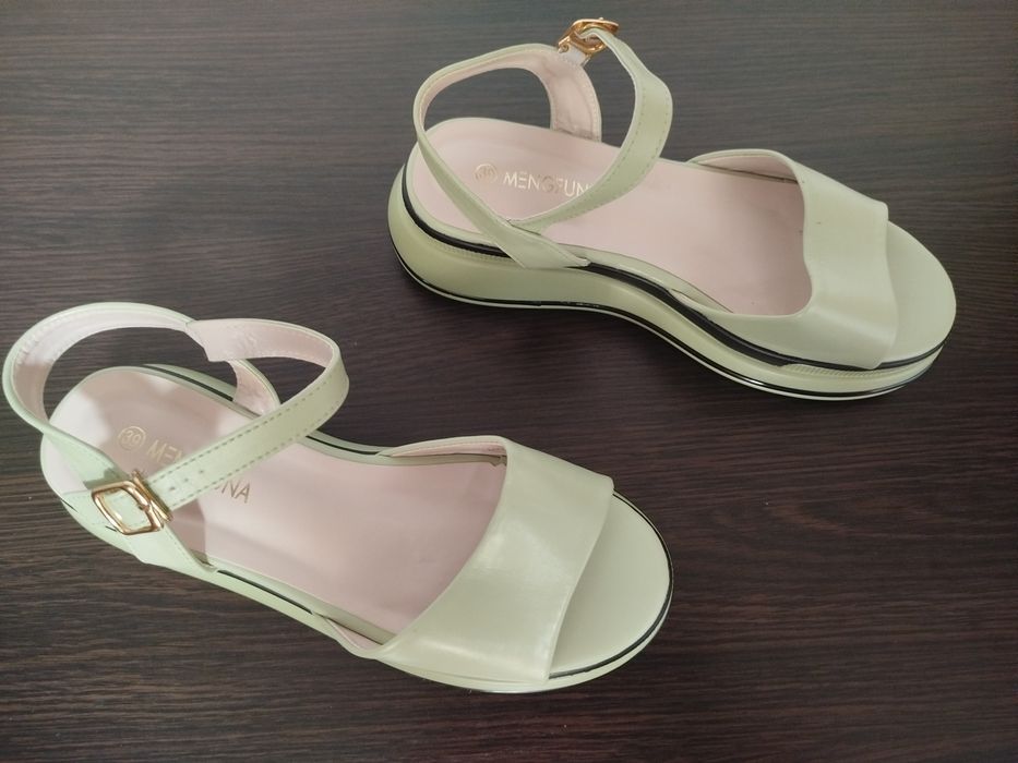 Босоніжки жіночі (нові) розмір 39