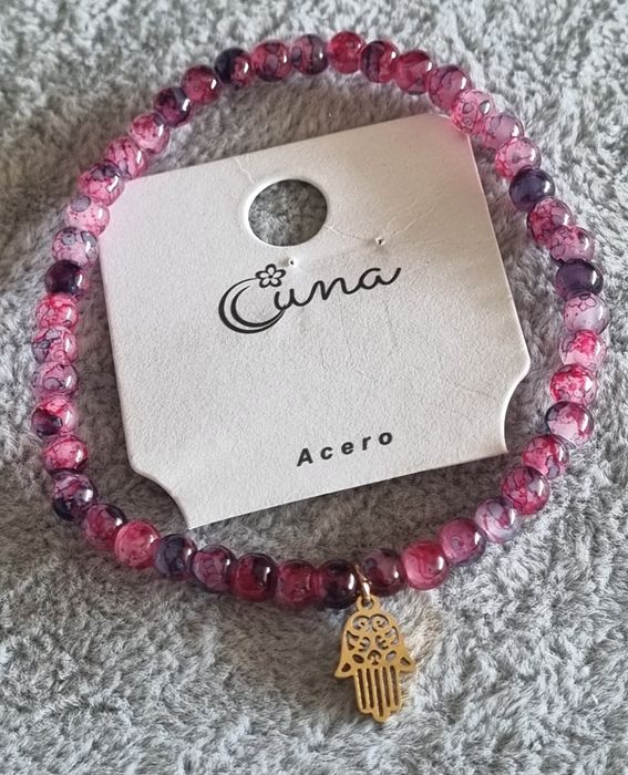 Pulseira elástica com pedrinhas naturais rosa e mão de Fátima em aço.