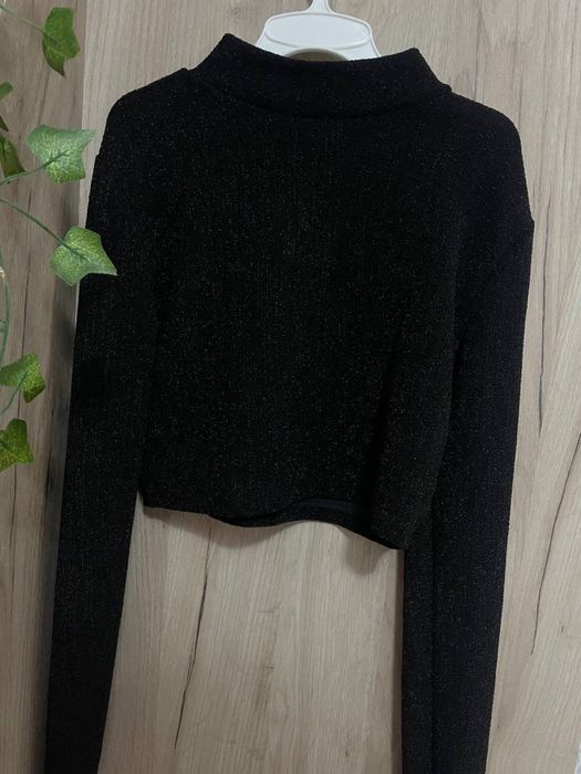 чорний блискучий кроп-топ