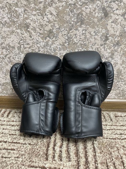 Продам перчатки в нормальном состоянии