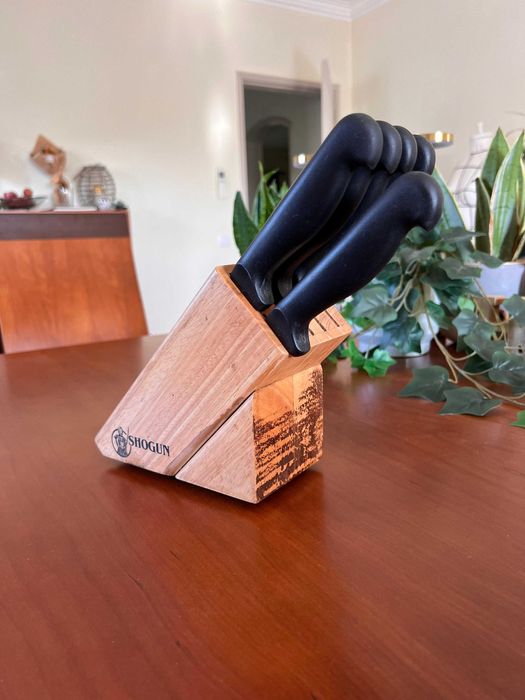 base de madeira só com 4 facas e 1 garfo