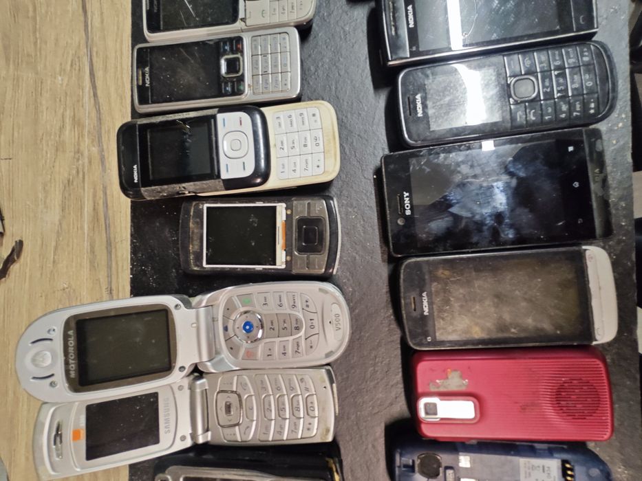 Zestaw  21 telefonów uszkodzone na czesci