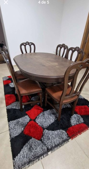 Mesa e cadeiras de madeira antiga