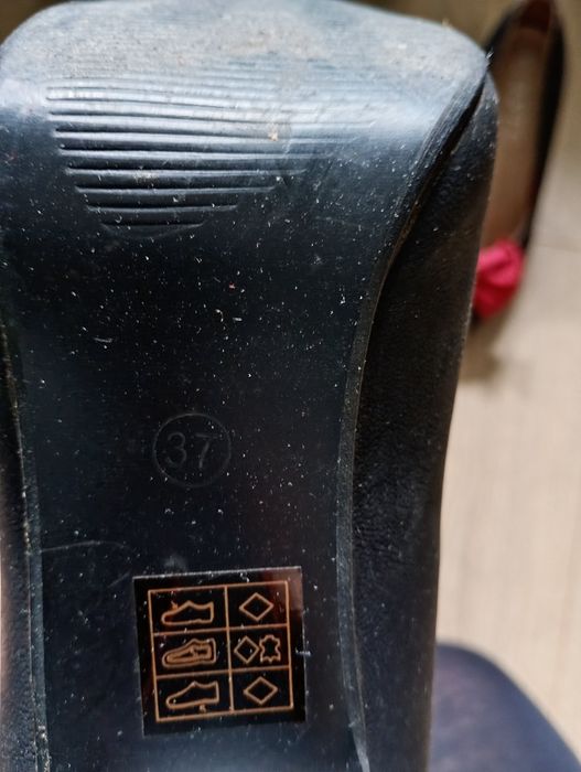 Buty na obcasie z kokardą