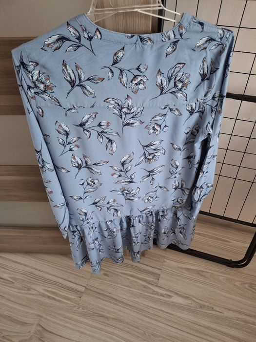 Sukienka w kwiatki z długim rękawem