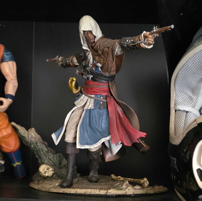 Figura Assassin's Creed II – Ezio Auditore | Ubisoft Collectibles + Figura Assassin's Creed IV Black Flag – Edward Kenway | Ubisoft Collectibles