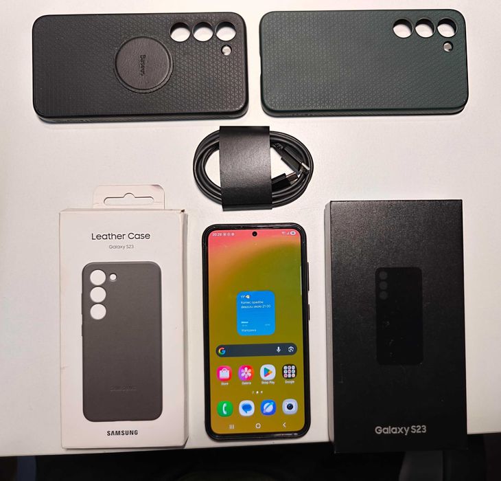Telefon Samsung Galaxy S23 5G 8/256GB w bardzo dobry stanie + 3 etui (w tym oryginalne skórzane)