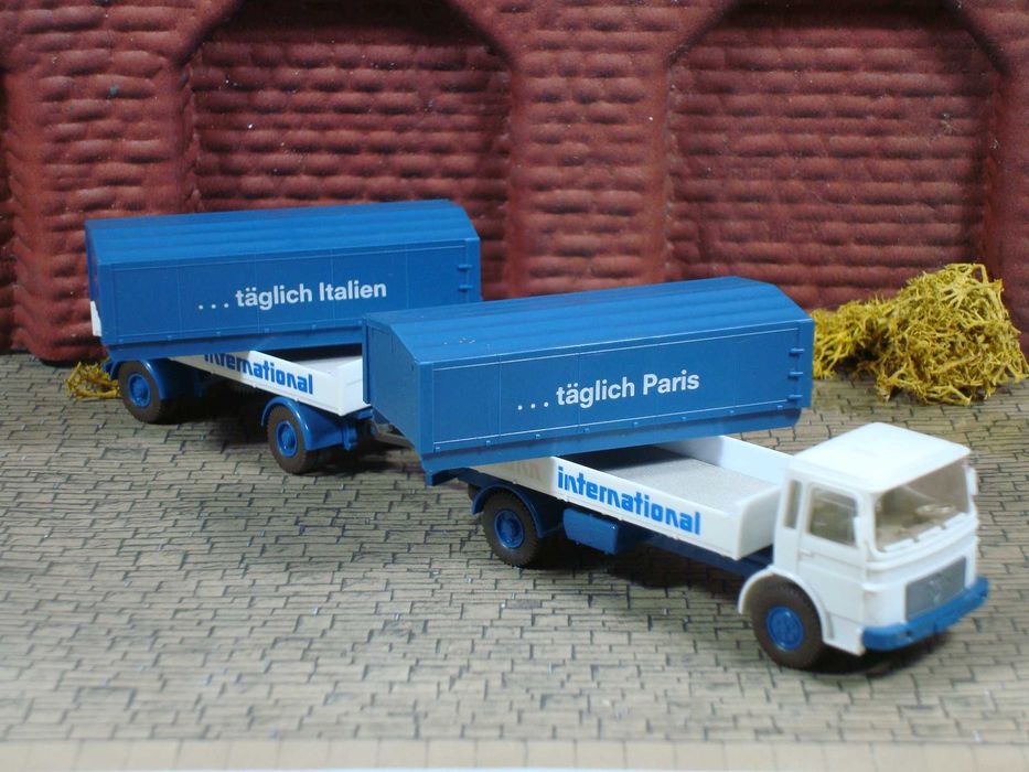 Wiking 424 - MAN / Camião com Reboque "Hellmann International" / Usado