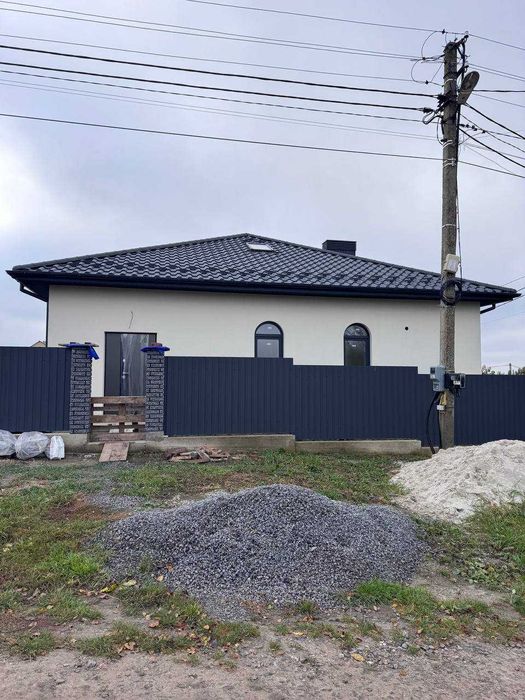 Продаж сучасного одноповерхового будинку з частковим ремонтом.