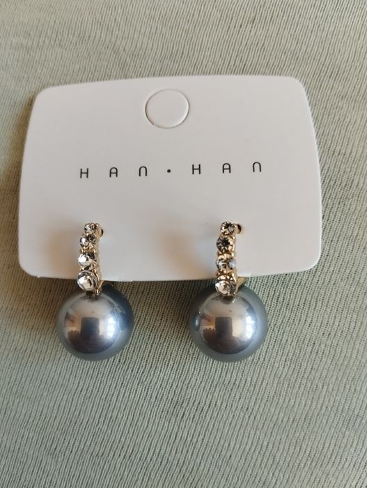 Kolczyki w kolorze złota z szarymi perłami i kryształkami