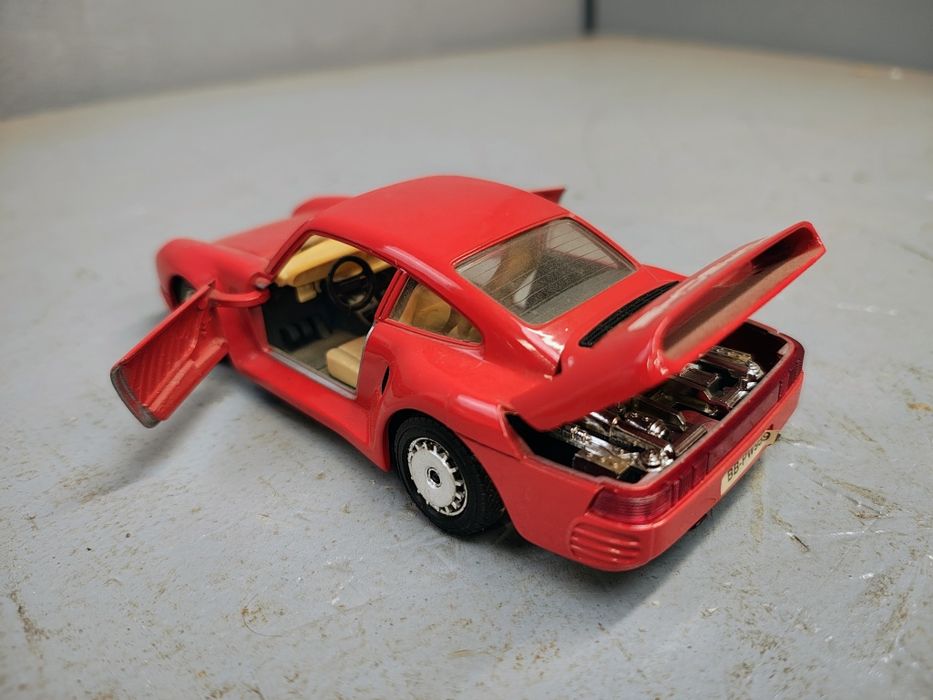 Model Porsche 959 Bburago skala 1:24