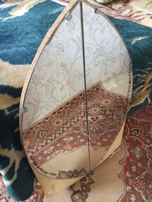 Дзеркало в хорошому стані,вішак напольний.