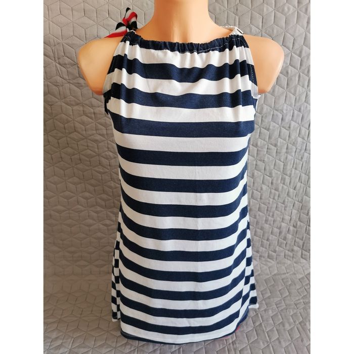 Sukienka w paski z wiązaniem na ramieniu