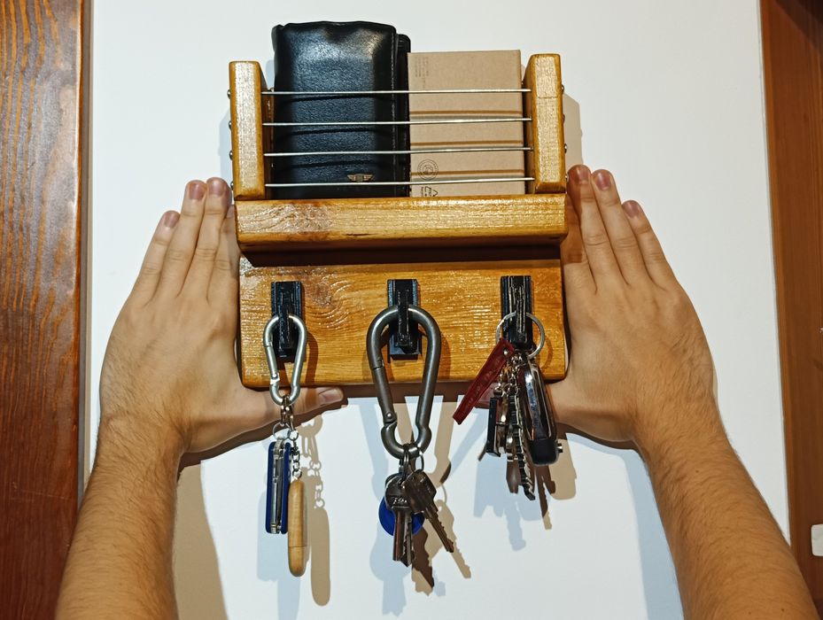 Drewniany wieszak na klucze z półką