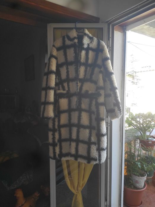 Casaco branco as riscas pretas